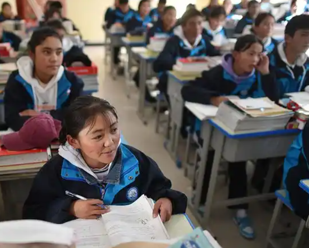 学子的身影正以理想为帆以知识为桨汇入奔涌的年代浪潮 学子的身影正以理想为帆以知识为桨汇入奔涌的年代浪潮